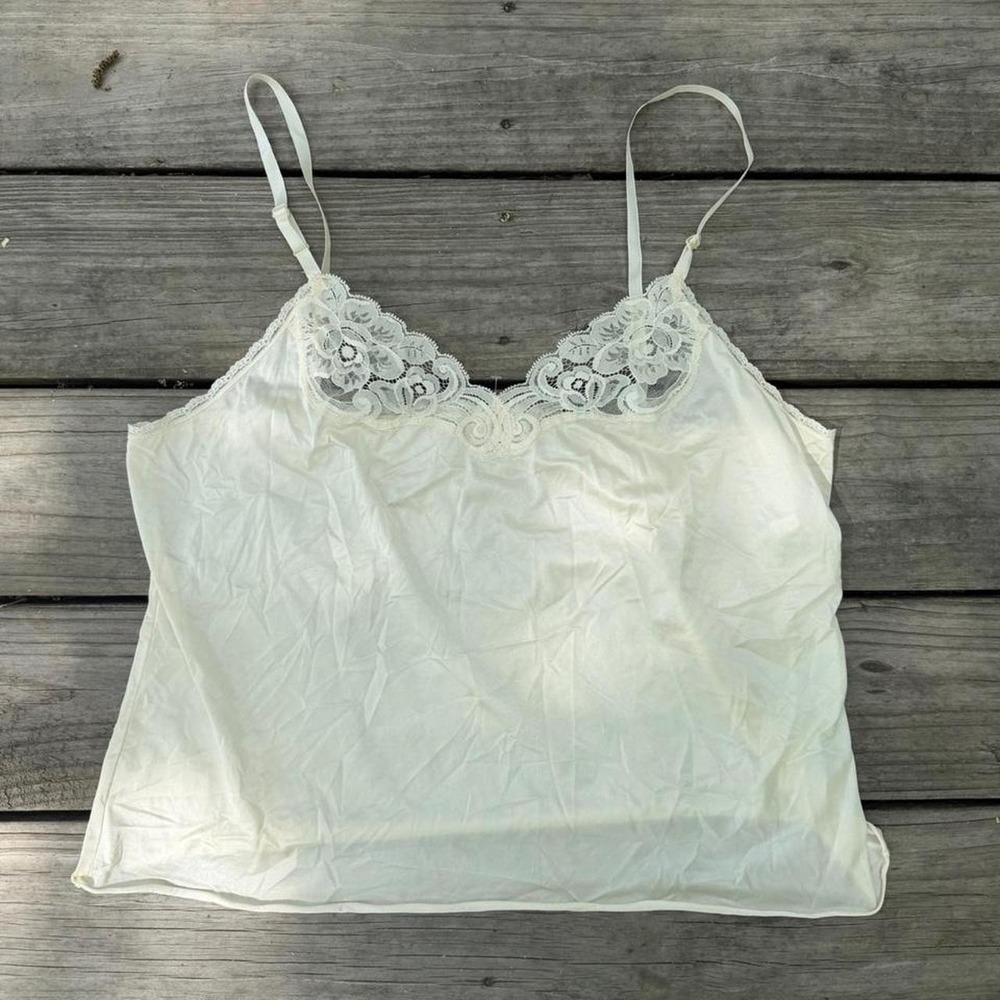 Vintage Vanity Fair creamy white lace cami top with adjustable straps. Size: 40